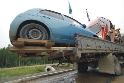 Zwei LKW bergen Reisemobil