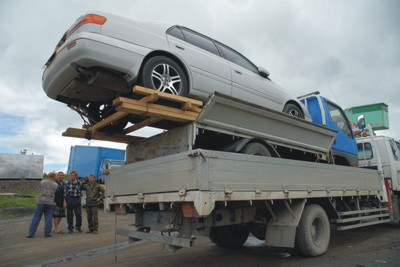 Zwei LKW bergen Reisemobil