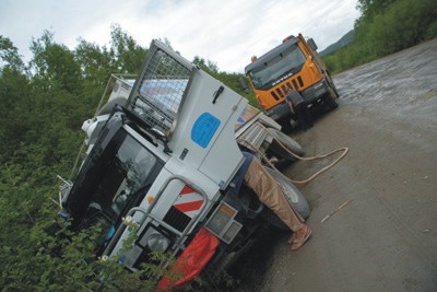 Zwei LKW bergen Reisemobil