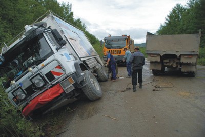 Zwei LKW bergen Reisemobil
