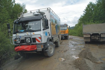 Zwei LKW bergen Reisemobil