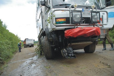 Zwei LKW bergen Reisemobil